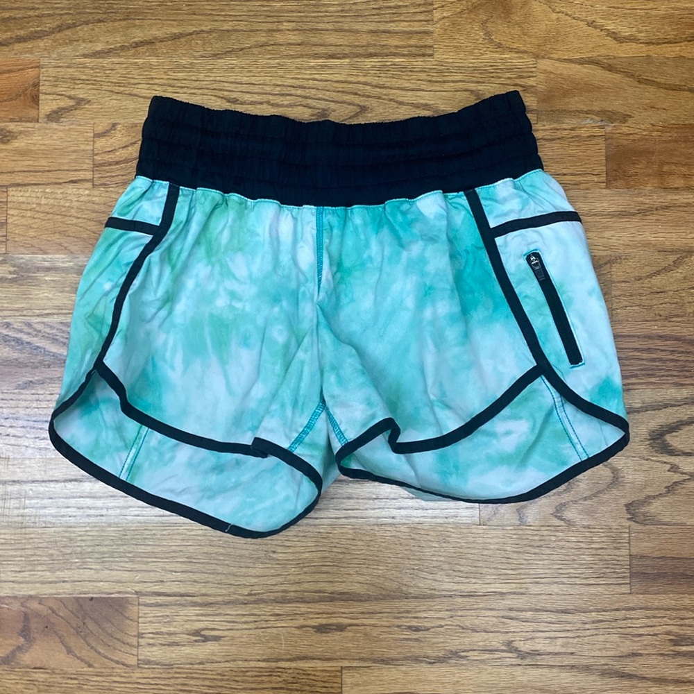 Lululemon Green , White, and Black Hotty Hot Shorts Size 8, 4” Inseam